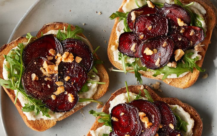Levain med gedeostcreme, ristede rødbeder og rucola - Opskrifter | Pågen